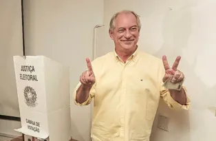 Imagem ilustrativa da imagem 'Luta pelo futuro', comenta Ciro Gomes em voto no Ceará