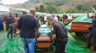 Imagem ilustrativa da imagem Corpo de policial executado com tiro na cabeça é sepultado no Rio