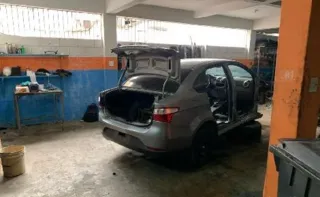 Imagem ilustrativa da imagem Desmanche de carros roubados é fechado no Rio; suspeitos são presos