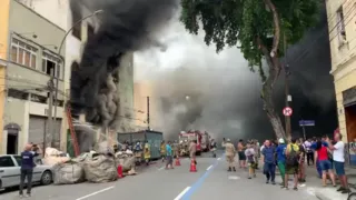 Imagem ilustrativa da imagem Galpão pega fogo e interdita via no Centro do Rio