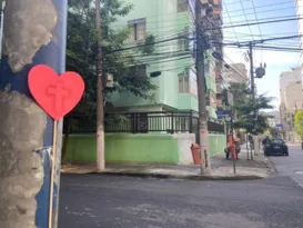 Imagem ilustrativa da imagem Corações misteriosos em Niterói: postes amanhecem enfeitados