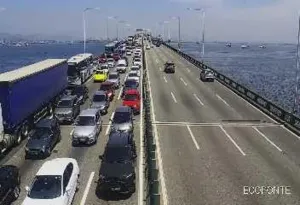 Imagem ilustrativa da imagem Carro capota na Ponte Rio-Niterói e deixa trânsito lento