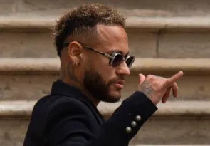 Imagem ilustrativa da imagem Neymar depõe em julgamento: 'Assino tudo que meu pai manda'