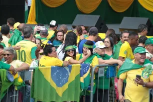 Imagem ilustrativa da imagem Apoiadores formam fila para receber Bolsonaro em São Gonçalo