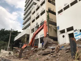 Imagem ilustrativa da imagem Prédio de antiga universidade começa a ser demolido no Rio; entenda