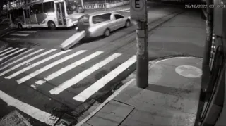 Imagem ilustrativa da imagem Caixão cai de carro funerário no centro de Ribeirão Preto, SP