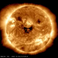 Imagem ilustrativa da imagem Imagem inédita feita pela Nasa mostra sol 'sorrindo'