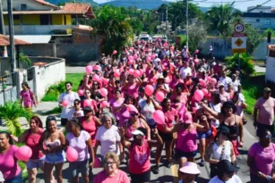 Imagem ilustrativa da imagem 'Onda rosa' invade as ruas de Maricá em alerta sobre câncer de mama