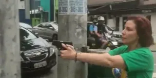 Imagem ilustrativa da imagem Vídeo: deputada Carla Zambelli alega agressão e aponta arma em SP