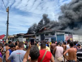 Imagem ilustrativa da imagem Incêndio destrói lojas na Ceasa, Zona Norte do Rio
