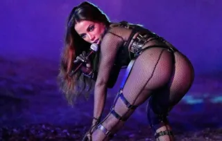 Imagem ilustrativa da imagem Vídeo: Anitta rebola na cara de conservadora e viraliza na Espanha