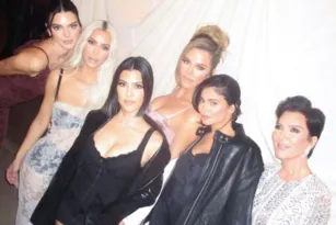 Imagem ilustrativa da imagem Irmãs Kardashian usam look inusitado em aniversário de Kris Jenner