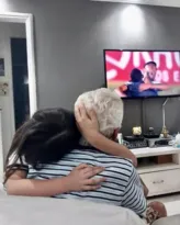 Imagem ilustrativa da imagem Abraçado à neta, Dinamite emociona após vitória do Vasco; confira
