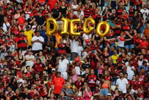 Imagem ilustrativa da imagem Despedida dos Diegos deixa derrota em segundo plano no Maracanã