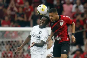 Imagem ilustrativa da imagem Botafogo luta, mas perde no Paraná e não vai para a Libertadores