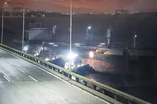 Imagem ilustrativa da imagem Navio que colidiu com a Ponte Rio-Niterói está abandonado há anos