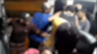 Imagem ilustrativa da imagem Vídeo: criminosos agridem passageiros em van durante assalto em SG