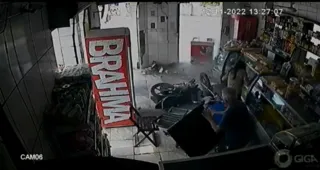 Imagem ilustrativa da imagem Motoboy desvia de carro e invade padaria em São Gonçalo; assista