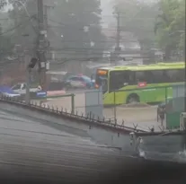 Imagem ilustrativa da imagem Forte chuva causa pontos de alagamento em Niterói; vídeo