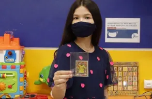 Imagem ilustrativa da imagem Menina doa figurinha rara do álbum da Copa para hospital infantil