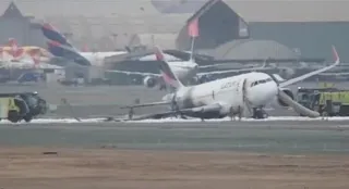 Imagem ilustrativa da imagem Avião pega fogo após se chocar com caminhão em aeroporto no Peru