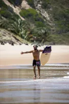 Imagem ilustrativa da imagem Italo Ferreira fica cara a cara com tubarão durante surf