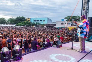 Imagem ilustrativa da imagem Péricles leva 10 mil pessoas a show em praia de Cabo Frio