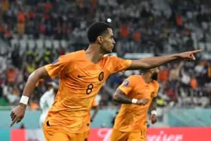 Imagem ilustrativa da imagem Holanda marca dois no fim e bate Senegal em jogo movimentado
