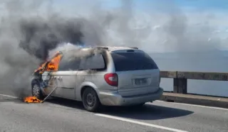 Imagem ilustrativa da imagem Carro pega fogo na Ponte Rio-Niterói; faixas são interditadas