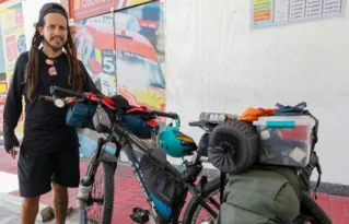 Imagem ilustrativa da imagem Venezuelano percorre América Latina de bike: 'Estou feliz'