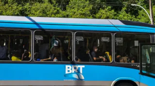 Imagem ilustrativa da imagem Mulher cai em vão do BRT em estação da Zona Oeste do Rio