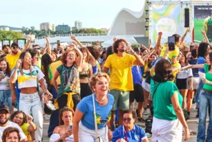 Imagem ilustrativa da imagem Torcedores comemoram vitória do Brasil com festa e cerveja