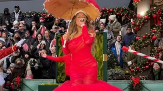 Imagem ilustrativa da imagem Começou! Mariah Carey faz primeira apresentação com hit natalino