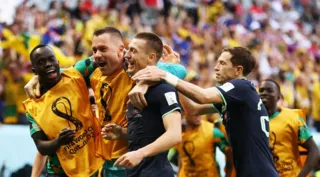 Imagem ilustrativa da imagem Austrália surpreende, vence a Tunísia e segue viva na Copa