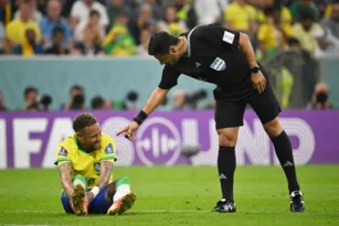 Imagem ilustrativa da imagem Em recuperação, Neymar posta foto do tornozelo machucado; veja