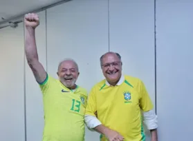 Imagem ilustrativa da imagem Lula e Alckmin assistem ao jogo do Brasil juntos no CCBB