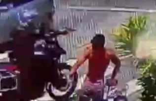 Imagem ilustrativa da imagem Duas pessoas são baleadas por motociclista na Zona Norte do Rio