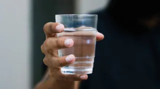 Imagem ilustrativa da imagem Nada de dois litros! Saiba a quantidade ideal de água por dia