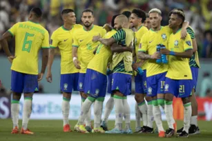 Imagem ilustrativa da imagem Brasil enfrenta Camarões com caras novas; Uruguai tem decisão