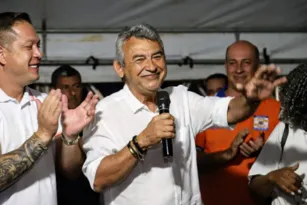 Imagem ilustrativa da imagem 'Deus proverá', diz prefeito sobre 13º de servidores na Baixada
