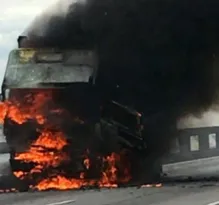 Imagem ilustrativa da imagem Caminhão pega fogo e interdita trânsito na Ponte Rio-Niterói