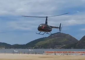Imagem ilustrativa da imagem Papai Noel chega de helicóptero e movimenta praia de Icaraí