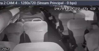 Imagem ilustrativa da imagem Câmera flagra aproximação suspeita a jovem esfaqueada em ônibus