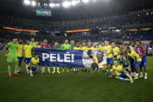 Imagem ilustrativa da imagem Filha de Maradona joga indireta após homenagem da Seleção a Pelé