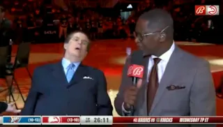 Imagem ilustrativa da imagem Vídeo: Narrador de basquete tem convulsão ao vivo em transmissão