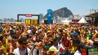 Imagem ilustrativa da imagem Torcedores lotam praia de Copacabana e arriscam placar