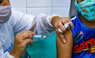 Imagem ilustrativa da imagem Chega ao Brasil primeiro lote de vacinas bivalentes contra Covid-19