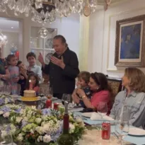 Imagem ilustrativa da imagem Silvio Santos comemora 92 anos em festa com família: 'Saúde'