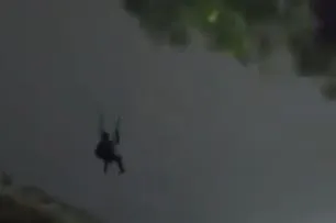 Imagem ilustrativa da imagem Paraquedistas caem perto de casas na Zona Norte do Rio; vídeo