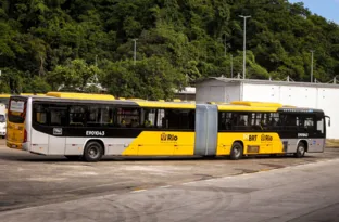 Imagem ilustrativa da imagem Após onda de acidentes, Paes promete BRTs de portas fechadas